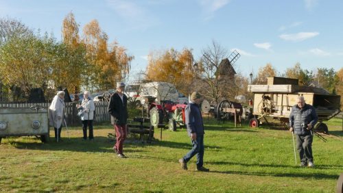 Sekcja fotograficzna ogląda stare eksponaty na terenie Muzeum