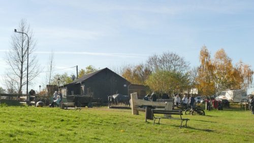 Członkowie sekcji oglądają i uwieczniają na zdjęciach ciekawe eksponaty