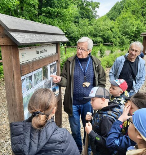 Najmłodsi uczestnicy marszu z uwagą  słuchają opowieści leśnika
