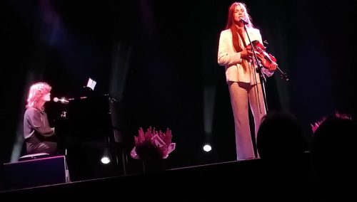 piękny duet instrumentalno- wokalny: Laura Kuropka-śpiew+skrzypce, Amelia Golińska - śpiew+fortepian