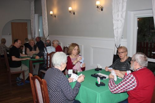 praktykanci brydżowi Ewa i Adam podczas rywalizacji z Halinkami z Piły