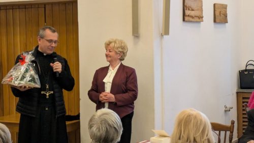 Rektor Wyższego Seminarium Duchownego Oblatów otrzymuje podarunek