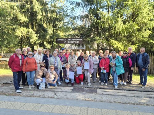 przed Muzeum Archeologicznym w Biskupinie