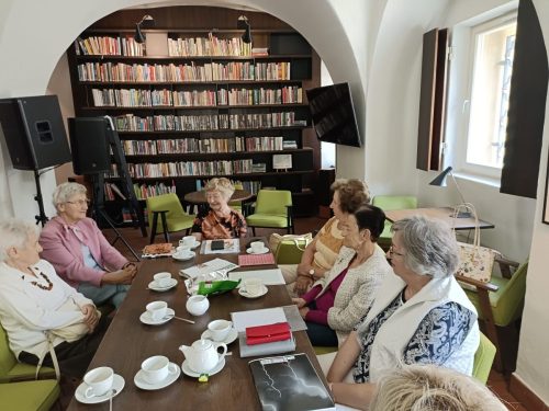 przy kawie omawiamy nasze przygotowania do nowej broszury