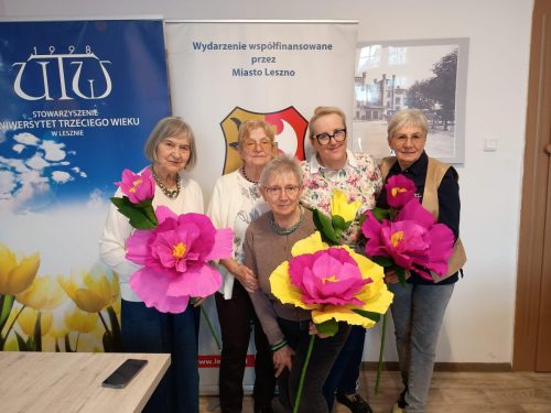  Płatek do płatka, listek po listku... pracują Barbara Ferenc, Maria Rosik, Anna Krzywosądzka, Basia Sobota, instruktor Hanna Kuberkiewicz