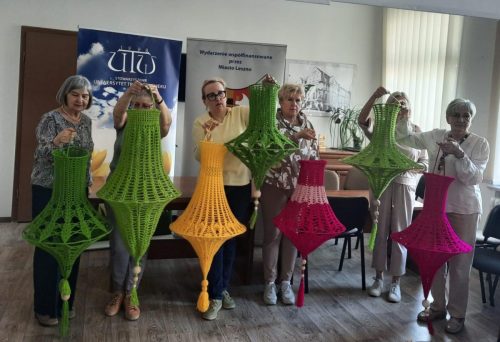  Włóczkowe lampiony i ich wykonawczynie- od lewej: Wanda Lewandowicz,Anna Krzywosądzka , Zofia Krzelowska, Barbara Ferenc  Rozalia Morawska i Hanna Kuberkiewicz,Teresa Skrzypczak.