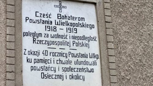 tablica na ścianie kościoła ku czci poległych w powst. wlkp