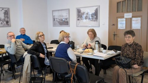 uczestniczy z uwaga słuchają przedstawionego zadania