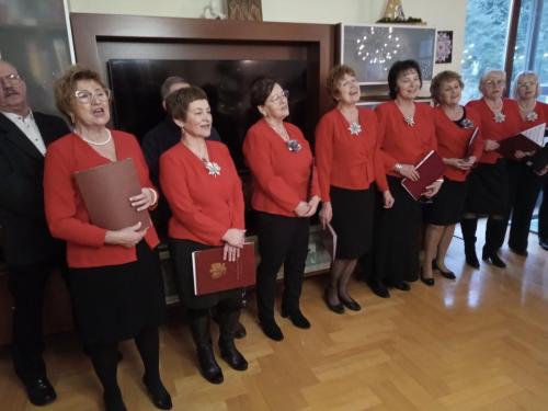 chór UTW śpiewa kolędy w DS