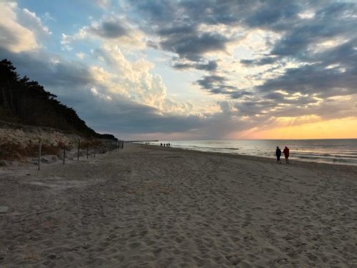 wieczorami spacer nad brzegiem morza