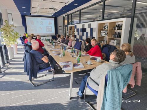 1-1 w sali konferencyjnej przy kawie