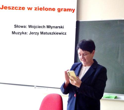 2-Sluchamy-piosenki-Jeszcze-w-zielone-gramy-Piosenka-ta-jest-mysla-przewodnia-tego-wykladu