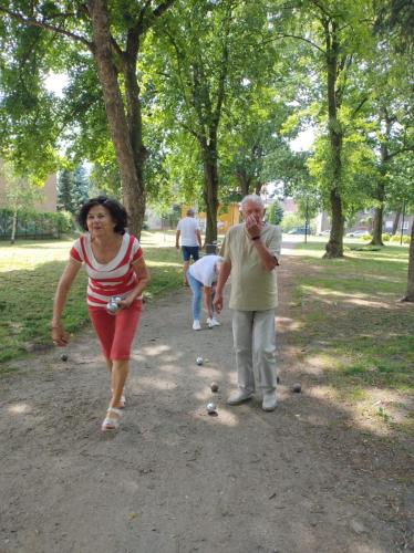 4-sekcja-cwiczy-w-parku-za-Teatrem