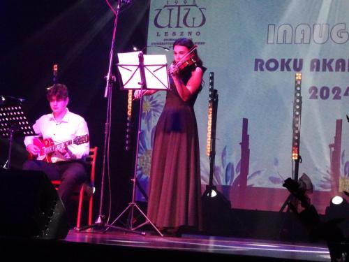 skrzypaczka Amelia Siwińska, gitarzysta Józef Nowacki zbudowali wspaniałą atmosferę