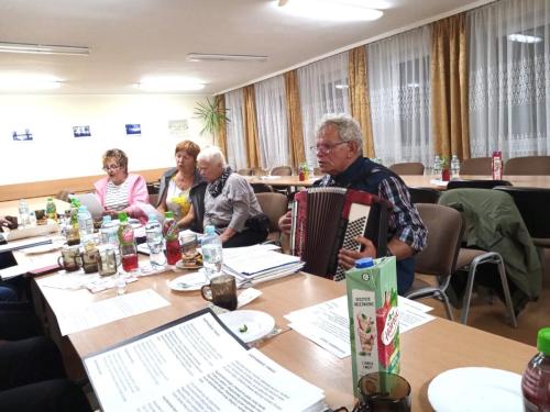 akordeon  w rękach dyrygenta był bardzo pomocny