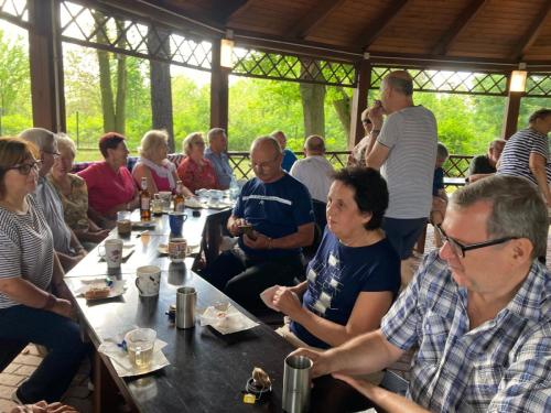 Przy drożdżówkach i kawie